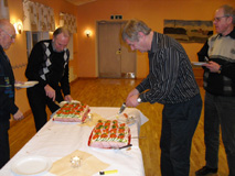 Uno och Bosse ger sig på smörgåstårtorna Bosse Björkegren